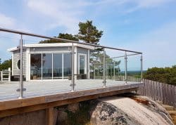 garde-corps en verre élégant et intemporel avec des montants en inox.