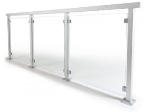 Garde-corps en aluminium avec poteaux carrés et fixations à pinces maintenant des panneaux de verre transparents. La main courante est en aluminium, offrant une structure stable et sécurisée.