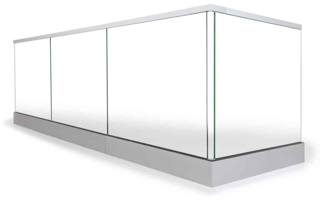 Garde-corps tout en verre, avec de grandes plaques de verre transparentes fixées dans un profilé en aluminum. Offre une sensation d'ouverture, une vue dégagée et une construction stable.